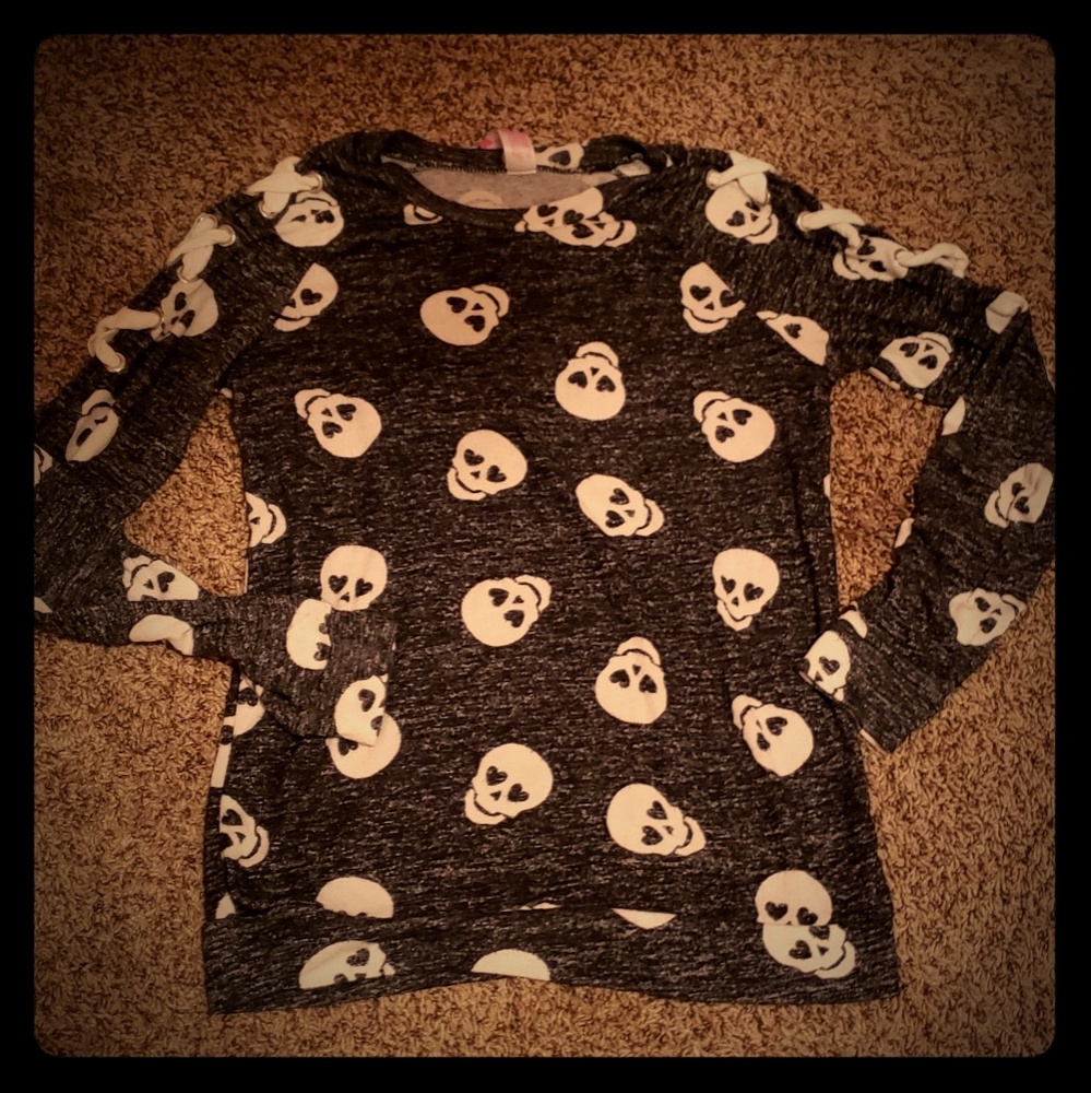 Long sleeve skull shirt super cute